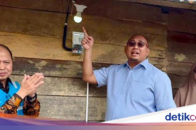 Andre Rosiade Resmikan Penyalaan Listrik Rumah Warga di Solok Sumbar