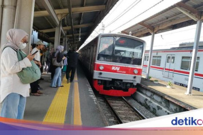 Fokus Nonton Timnas di Ponsel, Pria Ini Jatuh ke Celah Peron Stasiun Juanda