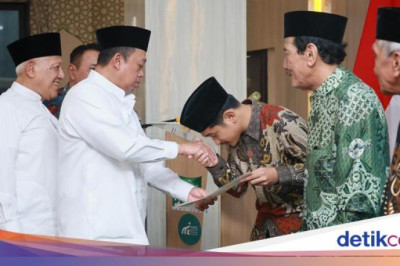 Pesantren Al Yasmin Surabaya Terima 12 Sertifikat Tanah dari ATR/BPN