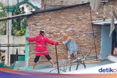 Aksi Kapolrestabes Medan Naik Atap Rumah Evakuasi Nenek Terjebak Banjir