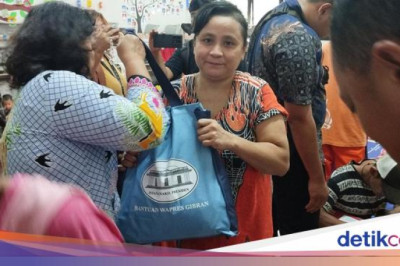 Tas Biru 'Bantuan Wapres' Saat Gibran Kunjungi Korban Banjir