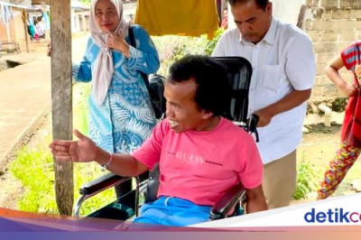 Andre Rosiade Kirim Kursi Roda untuk Pemuda Penderita Polio di Sumbar