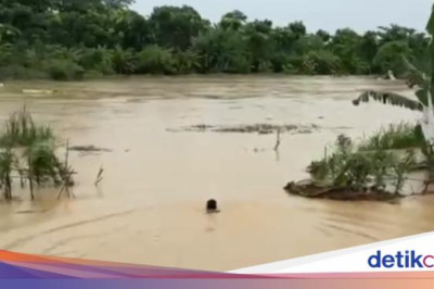 Aksi Briptu Johannes Terjang Arus Selamatkan Lansia saat Banjir Deli Serdang