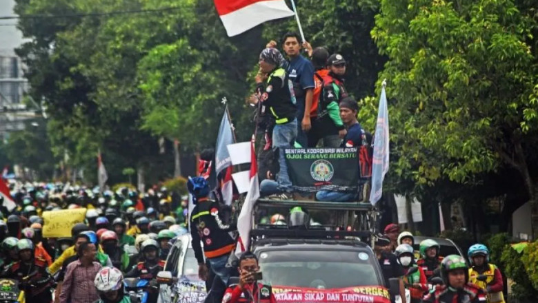 20 Mei, ribuan ojol dan kurir turun ke jalan. Tuntut keadilan, perlindungan hukum, dan tarif yang adil. Suara mereka, suara kita semua.